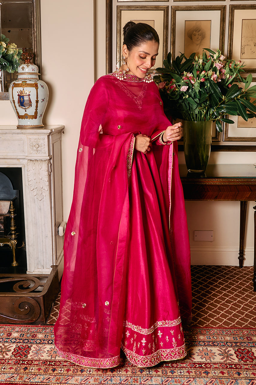 Sunia Manahil - MAGENTA GOWN