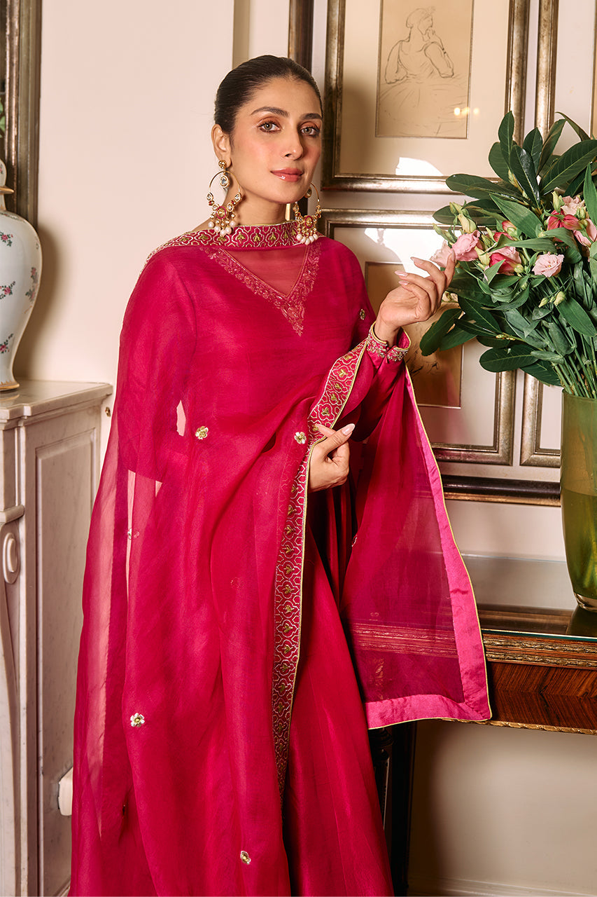 Sunia Manahil - MAGENTA GOWN