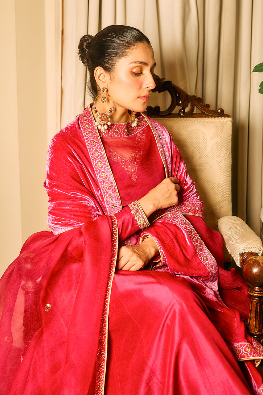 Sunia Manahil - MAGENTA GOWN
